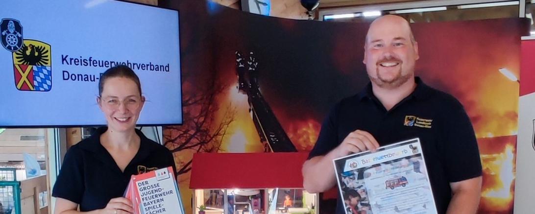 Carmen Uhl und Markus Meyr bei der Vorstellung des neuen Rauchhauses anlässlich der Donauries-Ausstellung und dem offiziellen Start des Bastelwettbewerbes für die Feuerwehr-Kinder.