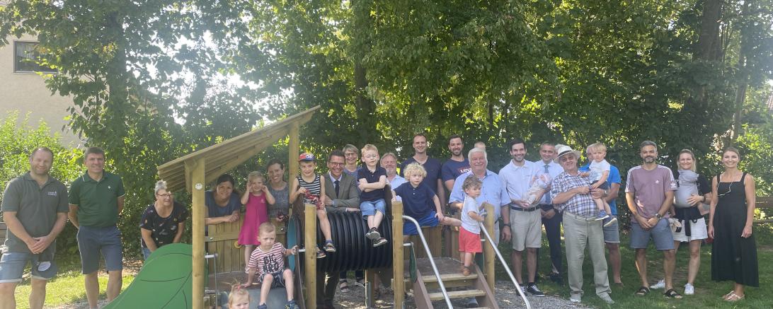 Eltern und Kinder freuen sich über die neuen Spielgeräte. 