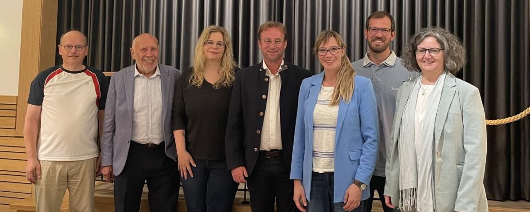 Auf dem Foto von links nach rechts: Michael Demel, Franz Meßmer, Veronika Stolz, Wolfgang Fackler, Maximiliane Böckh, Michael Vellinger und Alexandra Waschner-Probst. 