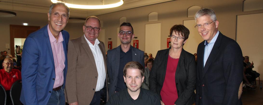 Generalsekretär der SPD, Kevin Kühnert, durfte sich ins das goldene Buch der Stadt Mertingen eintragen. Auf dem Bild zu sehen (von links): MdB Christoph Schmid, Landtagskandidat der SPD, Georg Widemann, SPD Generalsekretär Kevin Kühnert, Bezirkstagskandidatin der SPD, Claudia Müller und Bürgermeister Mertingen, Veit Meggle. 