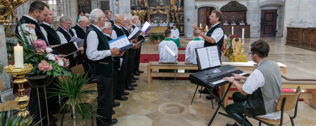 Das Bild zeigt den Jägerchor Donau Ries im Marienmünster Kaisheim