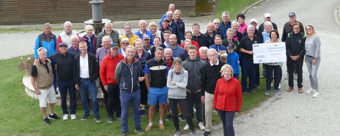 Das Bild zeigt die Teilnehmer des Benefiz Golfturniers im Innenhof des Golfclubs