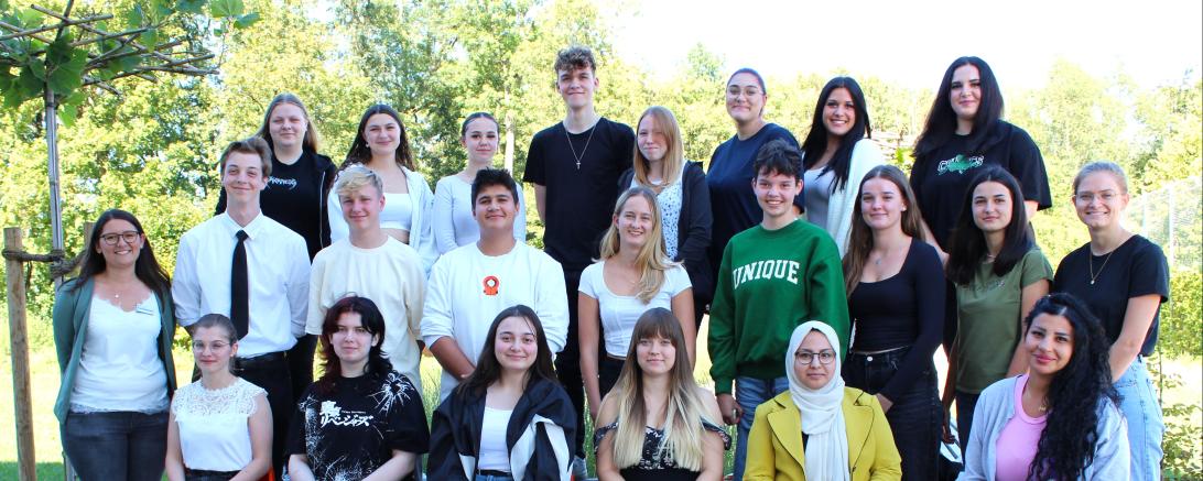 Das sind die neuen Pflegeschülerinnen und -schüler an der Berufsfachschule für Pflege mit den Lehrerinnen Sarah Gerblinger-Wille (ganz links) und Theresa Kuchenbaur (ganz rechts). Ihre Ausbildung wird drei Jahre dauern.