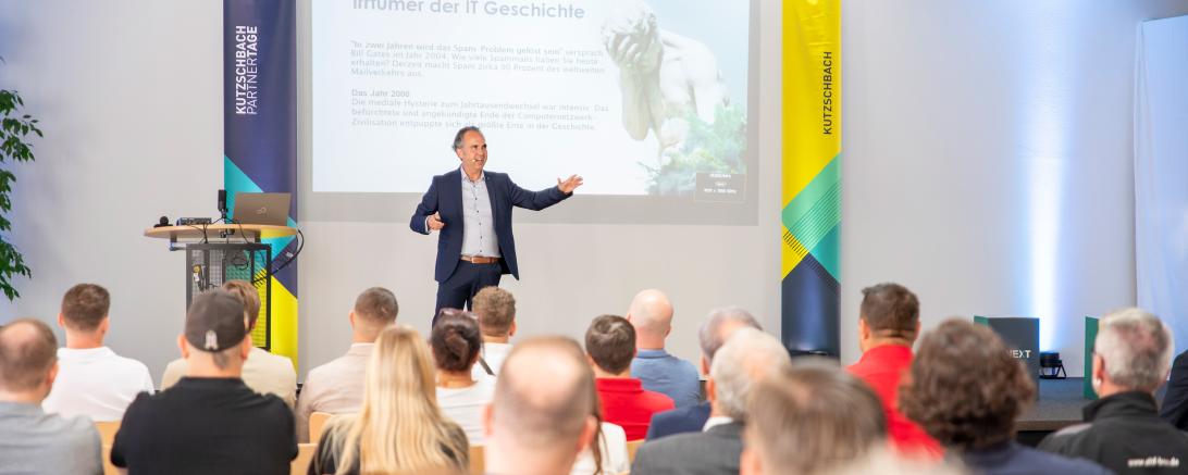 Das Bild zeig Geschäftsführer Frank Söder bei der Eröffnungsrede.