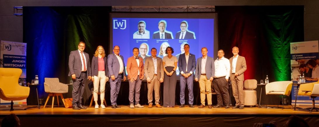 Michael Bosse (Freie Wähler), Eva Lettenbauer (Bündnis90/Die Grünen), Georg Wiedemann (SPD), Marco Kleebauer (Kreissprecher WJ), Florian Oßwald (WJ, Organisatonsteam Wahlarena), Theresa Ulbricht (WJ, Moderation), Marino Köstenbauer (WJ, Organisationsteam Wahlarena), Wolfgang Fackler (CSU), Tim Pascal Ludwig (FDP), Ulrich Singer (AFD).