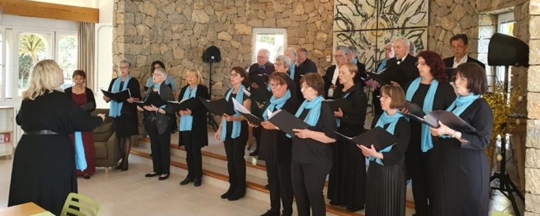 Der Projektchor bei seinem Auftritt in der Seniorenresidenz El Castellot in Santa Ponca.