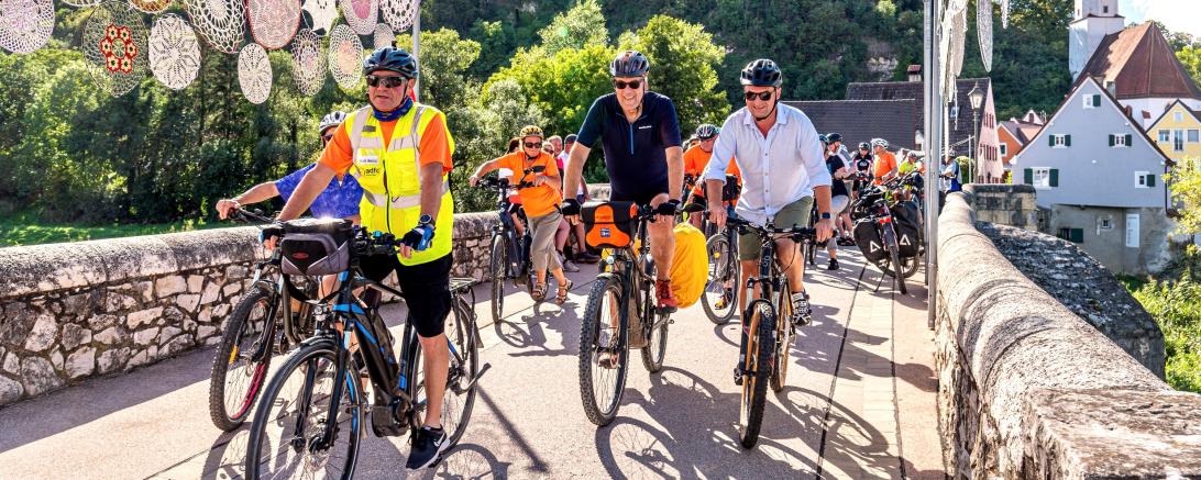 Weiterfahrt der Radpilgergruppe und des ADFC mit Pfarrer Jürgen Nitz und Alexander Wolfinger in Harburg.