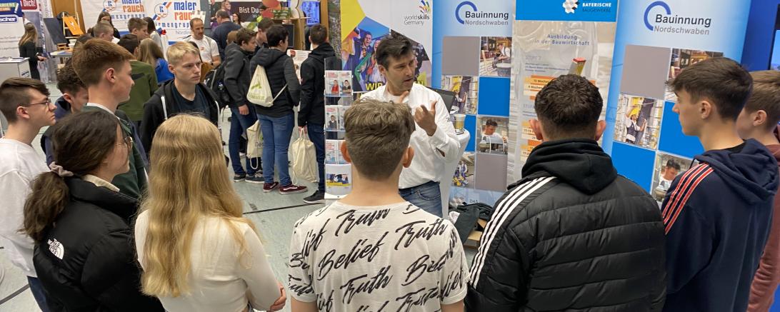 Das Bild zeigt die Berufsmesse in der Realschule Maria Stern