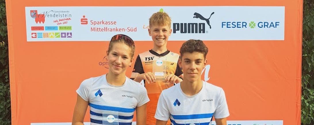 Das Bild zeigt Giulia Göttler, Joel Westphal und Luca Schreitmüller bei der Übergabe der Pokale für die Bayerische Meisterschaft. 