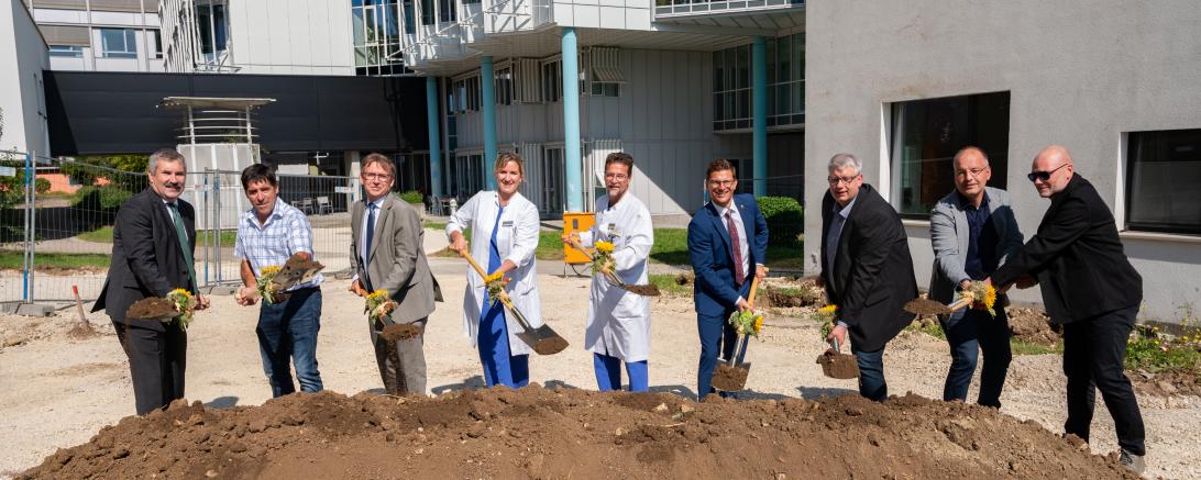 Das Bild zeigt den Spatenstich des Herzkatheter-Messplatz