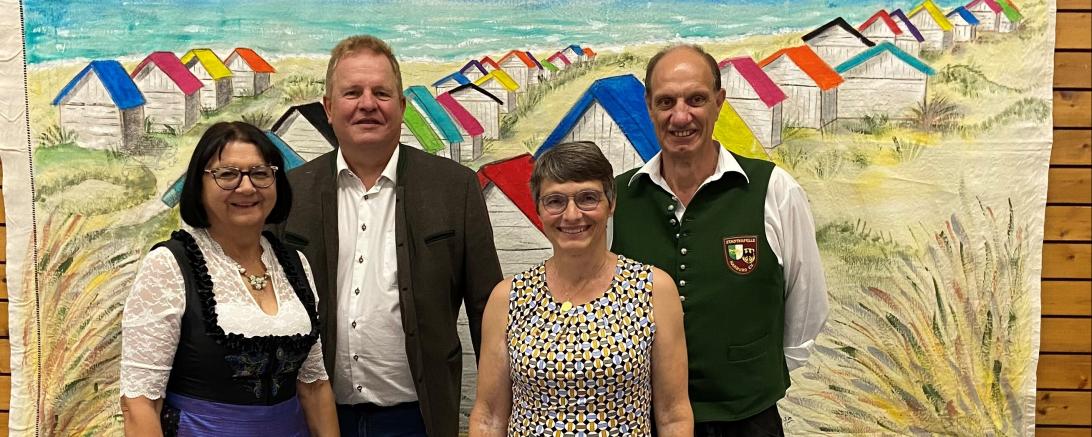 Das Bild zeigt von links nach rechts: Elfriede Hlawon-Schmid, Wolfgang Kilian, Dr. Cathrin Baumann und Franz Fischer. 