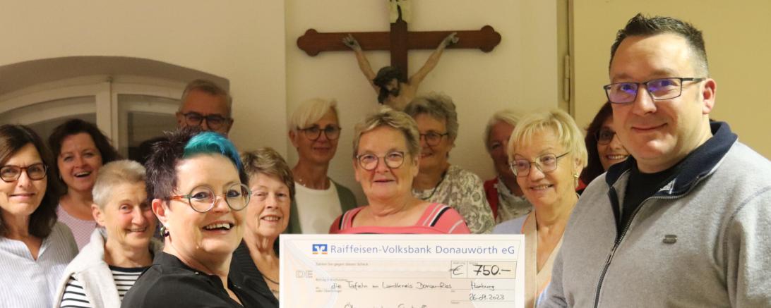 Das Bild zeigt Ingrid Herde und Branko Schäpers mit dem Singtreff.