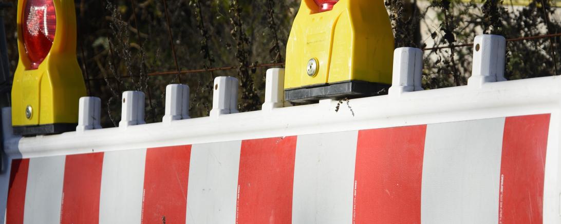 Das Bild zeigt eine Straßensperrung