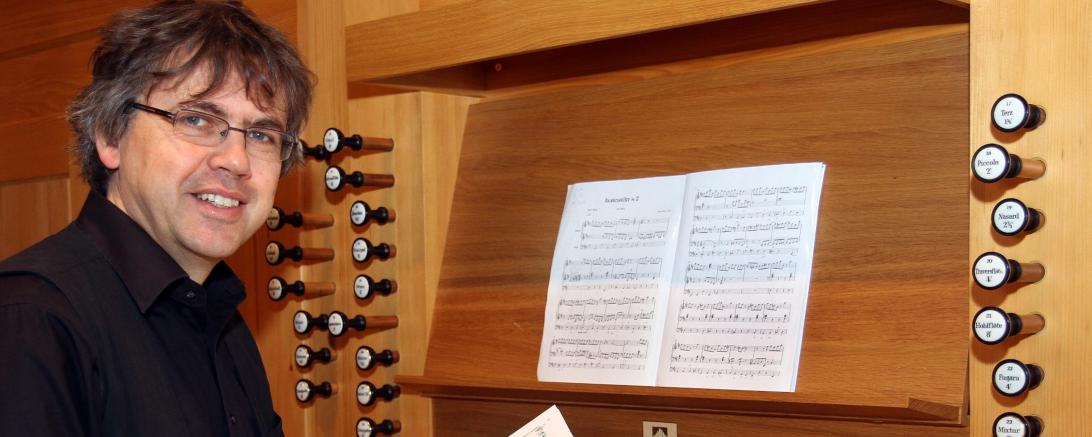Thomas Greif an der Orgel.