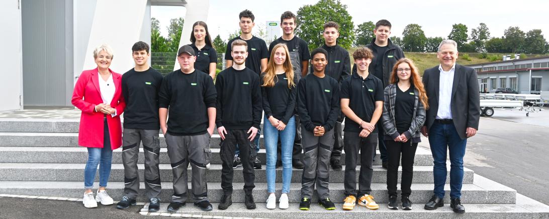 Die zwölf neuen Auszubildenden bei der Unsinn Fahrzeugtechnik GmbH zusammen mit Rosa und Josef Unsinn.