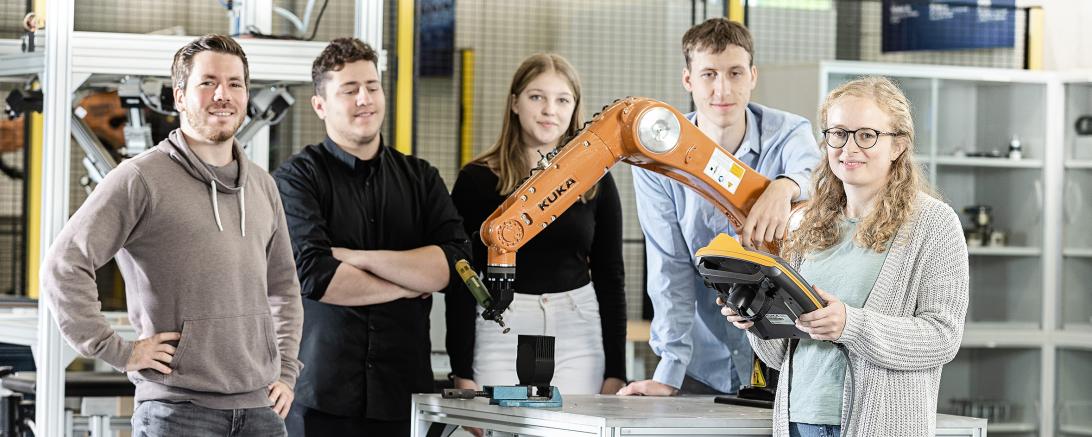 Das Bild zeigt Studierende bei der praktischen Ausbildung.