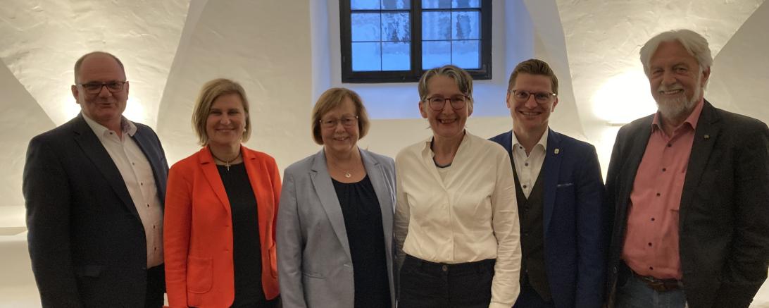 von links: Georg Wiedemann (2. Vorsitzender AWO), Simone Strohmayer (MdL), Gabriele Fograscher (1. Vorsitzende AWO), Manuela Hofmann-Scherrers, Oberbürgermeister David Wittner und Horst Winter (2. Vorsitzender Präsidium AWO Schwaben) 