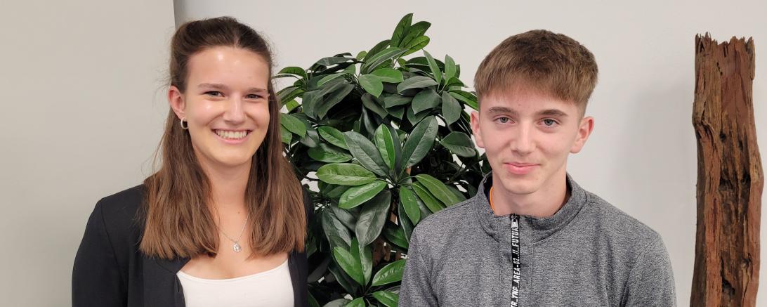 Das Bild zeigt von links: Erste Landkreis-Schülersprecherin Eva Helmle;  Zweiter Landkreis-Schülersprecher Laurentin Suculiuc