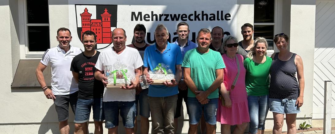 Die Vorstandschaft „Dorfgemeinschaft Auhausen e.V:“ bedankt sich bei Markus Eisen und Herbert Piechatschek für ihr ehrenamtliches Engagement (Im Bild: vorne, Zweiter bzw. Dritter von links).