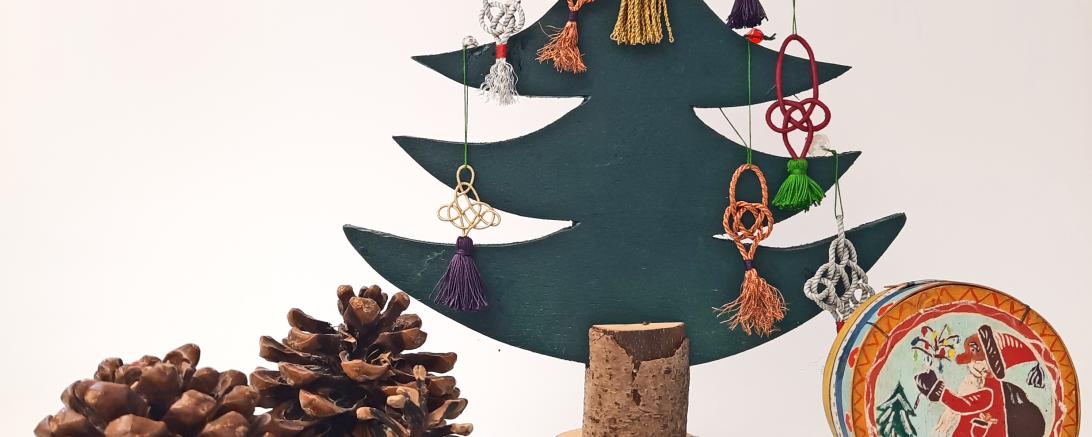 Weihnachtsschmuck aus selbstgeknüpften Posamentenbesätzen