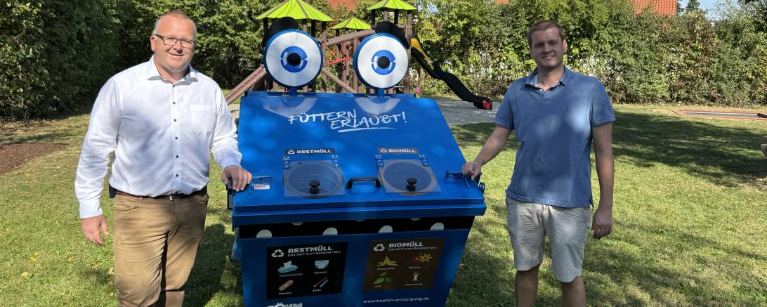Bürgermeister Timo Böllmann (links) und Böhm Geschäftsführer Manuel Reinsch freuen sich über den neuen Spielplatz.