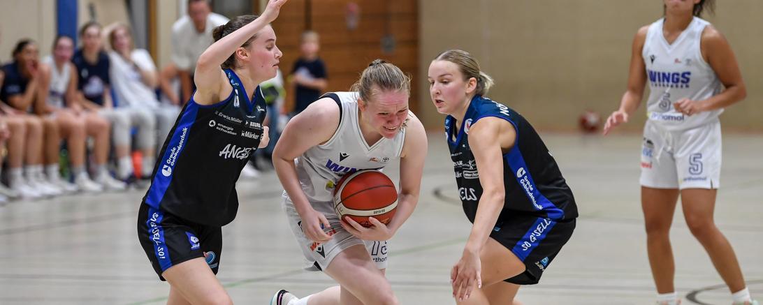 Die Spielerinnen des Tages aus Nördlinger Sicht, Nicole Brochlitz (links) und Enija Viksne (zweite von rechts, beide dunkles Trikot) können Greta Kröger vom Aufsteiger aus Leverkusen in dessen Halle nur knapp nicht besiegen.
