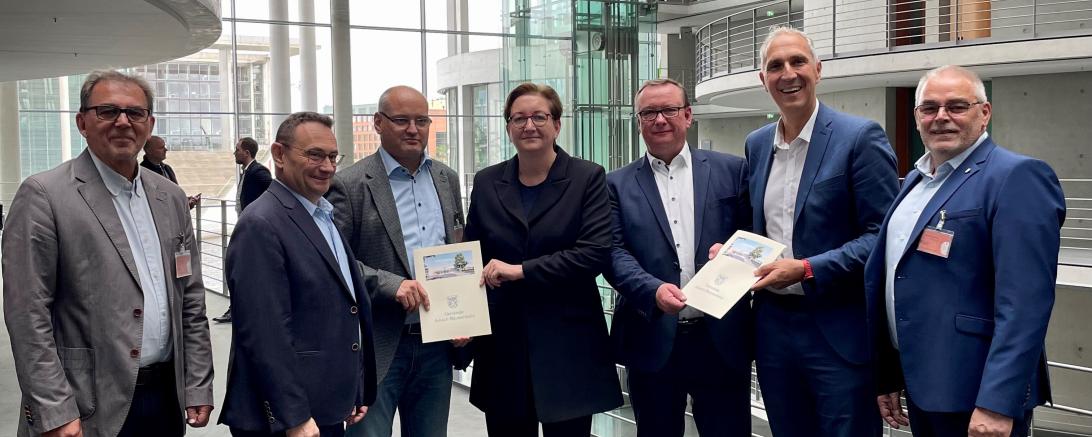 Das Bild zeigt (von links nach rechts) den Stv. Bürgermeister Niebler (Mertingen), MdB Lange, 1.Bürgermeister Paninka (Asbach-Bäumenheim), Bundesministerin Geywitz (Wohnen, Stadtentwicklung und Bauwesen), MdB Schmidt (SPD, Mitglied im Haushaltsausschuss), MdB Schmid und 1.Bürgermeister Moll (Oberrndorf).