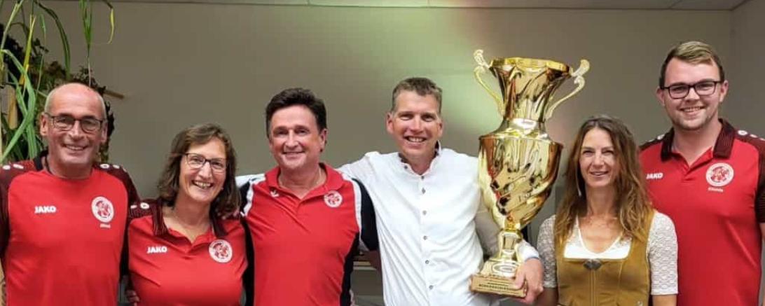 Das Siegerteam der Stockfreunde, Tim Beucher (3. von rechts), Bianca Beucher (vorne links) und Tanja Kampfinger (2. von rechts) sowie beste Schützin, Melanie Neubauer (vorne rechts), eingerahmt von stolzen Mitgliedern der Stockfreunde. Auf dem Bild fehlen Sam Beucher und Marie Kampfinger.