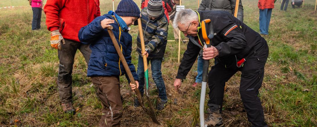 Das Bild zeigt die Baumpflanzaktion 2021.