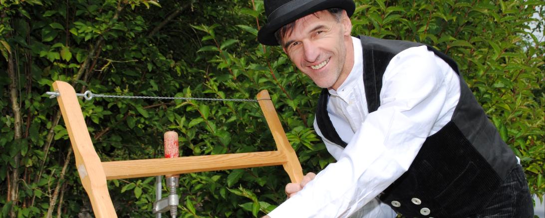 Klaus Deckenbach in Kluft beim Sägen.