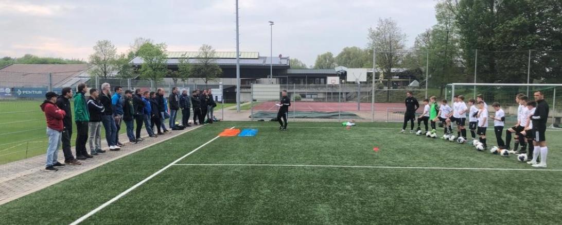 U-13 Demo-Gruppe und leitenden Trainer Markus Klaus, Torsten König und Andreas Langer.