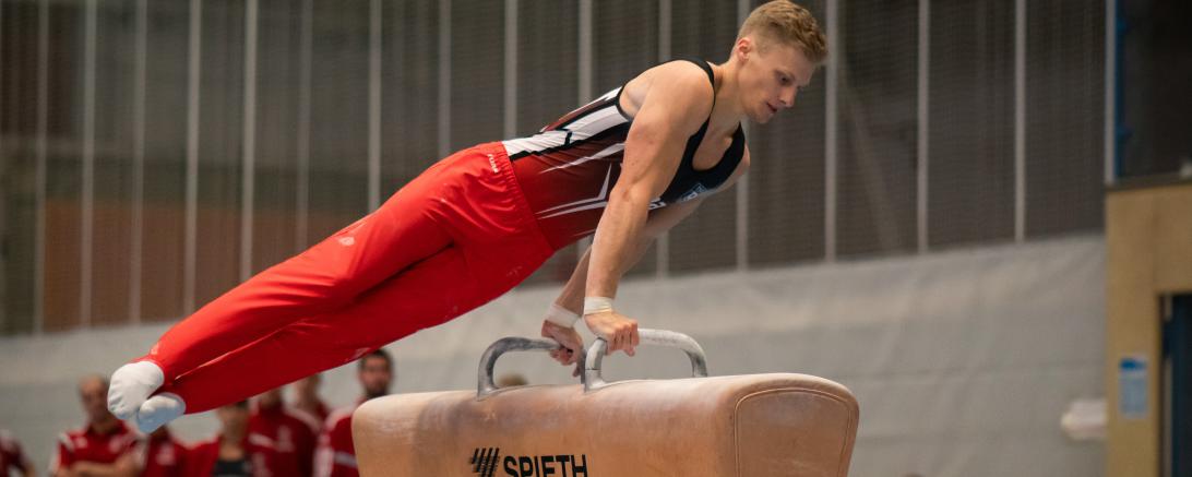 Sascha Wilhelm turnt auch am „Zittergerät“ Pferd