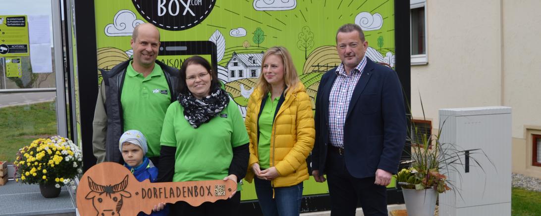 Unser Bild zeigt von links: Andreas und Dania Lemmermeyer (Betreiber) mit Sohn Theo, Jana Bumann-Rid (Betreiber-Betreuerin) und Klaus Schmidt (Bürgermeister)