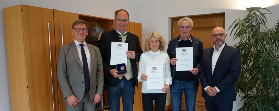 Landrat Stefan Rößle, Bürgermeister Alois Schiegg (Marxheim), Katharina Kaufmann, Rudolf Oesterle, 2. Bürgermeister Markus Eisenbarth (Oettingen).