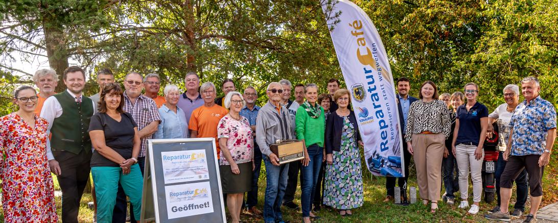 Großes Interesse bei Besuchern und Helfern fand die Eröffnungsfeier des Reparatur-Cafés DONAURIES in Harburg.