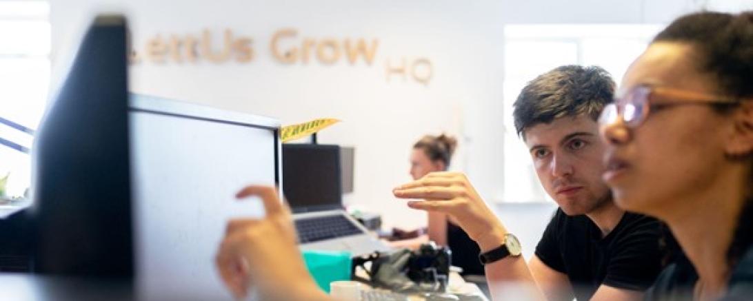 Das Bild zeigt Personen am Computer.