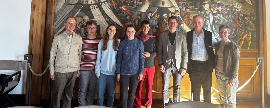 Ein Besuch im Nördlinger Rathaus: Die „Pappenheimer“-Forscher Werner und Annedore Dombacher aus Aalen, die Nördlinger Jugendforscherinnen Anna Fischer und Franziska Eßmann, Irene Münster, Oberbürgermeister David Wittner, Ricardo Münster und Museumsleiterin Andrea Kugler.