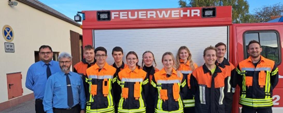 Von links: Prüfer Timo Gayr und Reiner Häfele, Tom Behrens, Sebastian Beck, David Löfflad, Franziska Beck, Vanessa Köhnlein, Senta Pickel, Elena Tatzel, Ausbilder Martin Eicher, Mario Herbich und Patrick Sonnenleitner