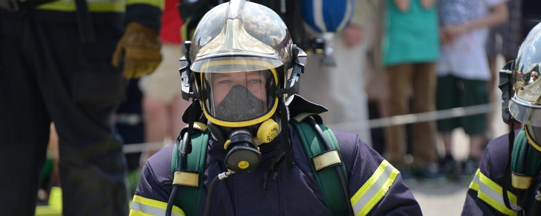 Das Bild zeigt ein Feuerwehrmann