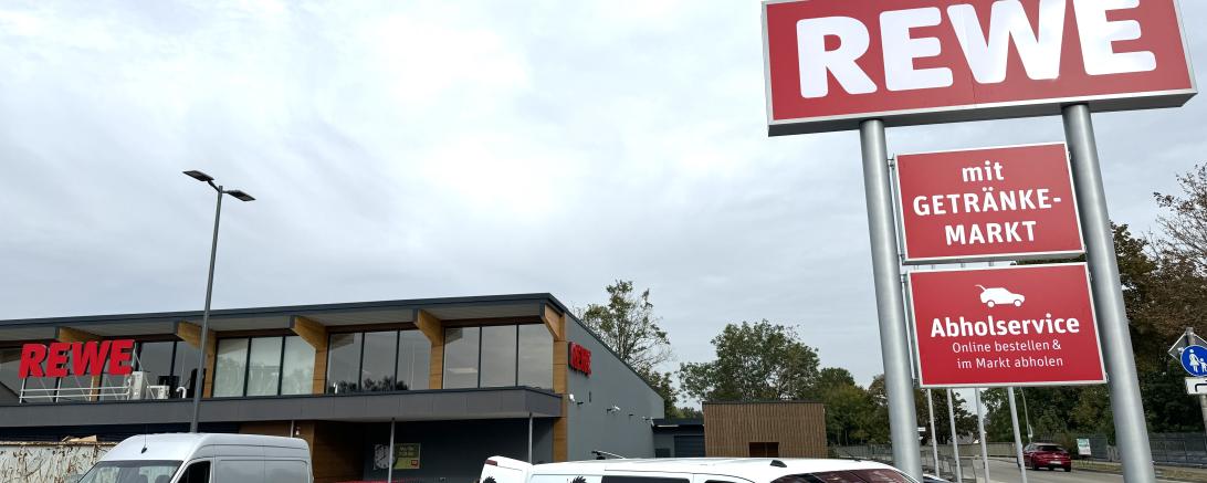 Von außen wirkt der neue Supermarkt noch unfertig. Am Donnerstag soll er aber eröffnen. Die Verantwortlichen sind zuversichtlich, dass bis dahin alles steht. 