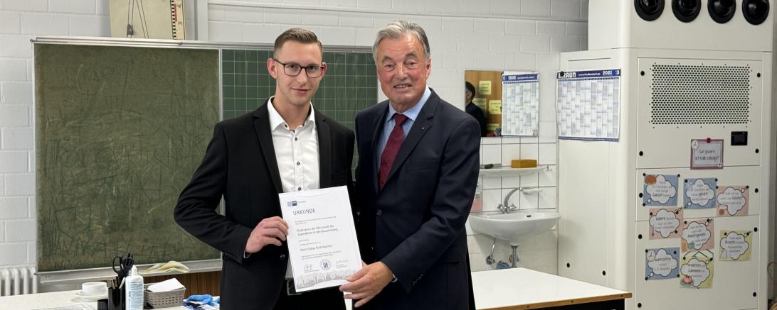 Lukas Bichelbacher (links) und Franz Leinfelder, ehemaliger Vorsitzender der IHK-Regionalversammlung.