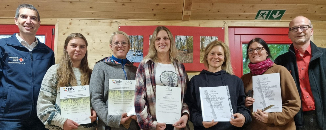 v.l.: Kreisgeschäftsführer Arthur Lettenbauer, Emma Kleibl (Waldkindergarten Monheim), Sandra Fischer (Waldkindergarten Rain), Franziska Krischdat, Delia Friedel und Miriam Buckel (alle Natur- und Waldkindergarten Nördlingen), Leiter BRK - Sozialbereich Martin Heilingbrunner.