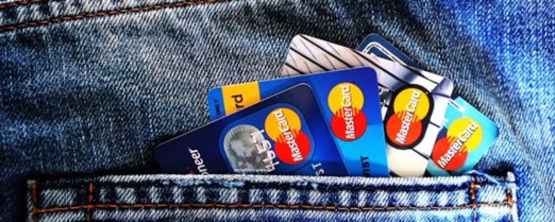 Auf dem Symbolbild ist eine Auswahl an Kreditkarten zu sehen.