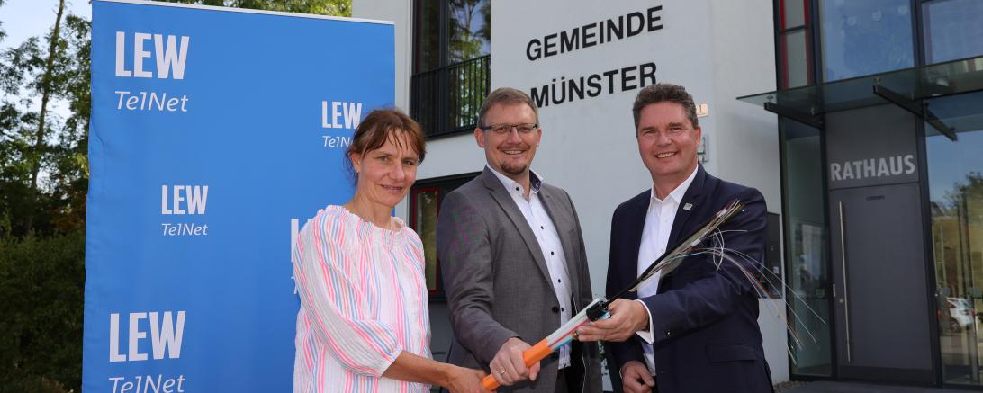 Anke Zitzelsberger, Projektbeauftragte Breitband bei LEW TelNet, Bürgermeister Jürgen Raab sowie Jörg Steins, Geschäftsführer LEW TelNet, haben sich anlässlich des Starts des Glasfaserausbaus in Münster getroffen.
