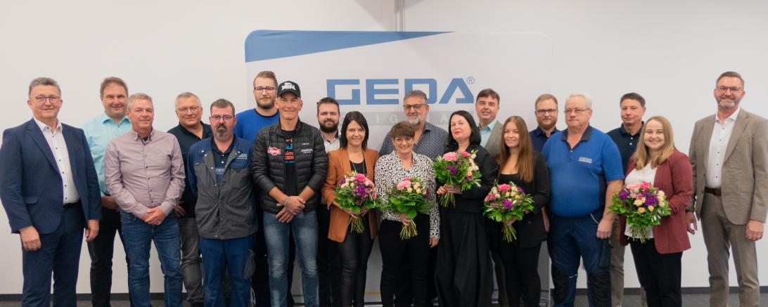 Bild oben: V. l. n. r.: Johann Sailer (Geschäftsführender Gesellschafter), Markus Dommer, Hendrik Kaiser, Günter Theiner, Erwin Foag, Stefan Löffler, André Vogler, Christian Burgetsmeier, Katharina Eder, Nina Treimer, Wolfgang Seitz, Irina Glushak, Dirk Hoppe, Julia Keller, Andreas Langenmair, Andreas Hörmann, Henri Dan Jurisch, Tina Lechner Es fehlt: Julian Seitz, Werner Baumgärtner, Krzysztof Zygfryd Foit