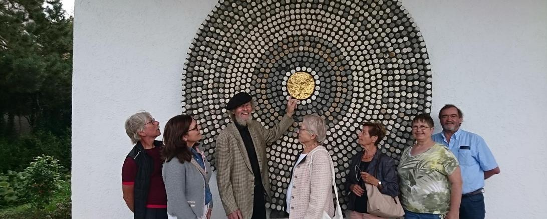 Vor seinem Werk „Impuls“ – Weil jeder Mensch auf seine Art einen Impuls setzt.