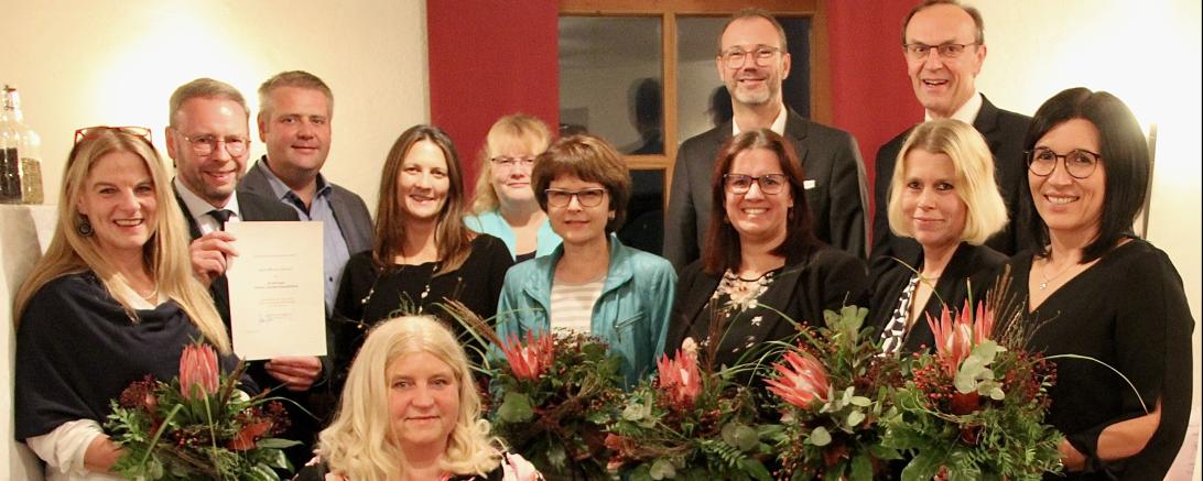 Das Bild zeigt von links hinten nach rechts: Stefan Reichherzer, Ingrid Stippler, Michael Scholz und Johann Natzer. Mittlere Reihe von links: Simone Schmid, Werner Jäntsch, Nina Wiedemann, Ingrid Huber, Sonja Schröppel, Tanja Groschwitz und Silke Siebert. Vorne: Ute Alt.