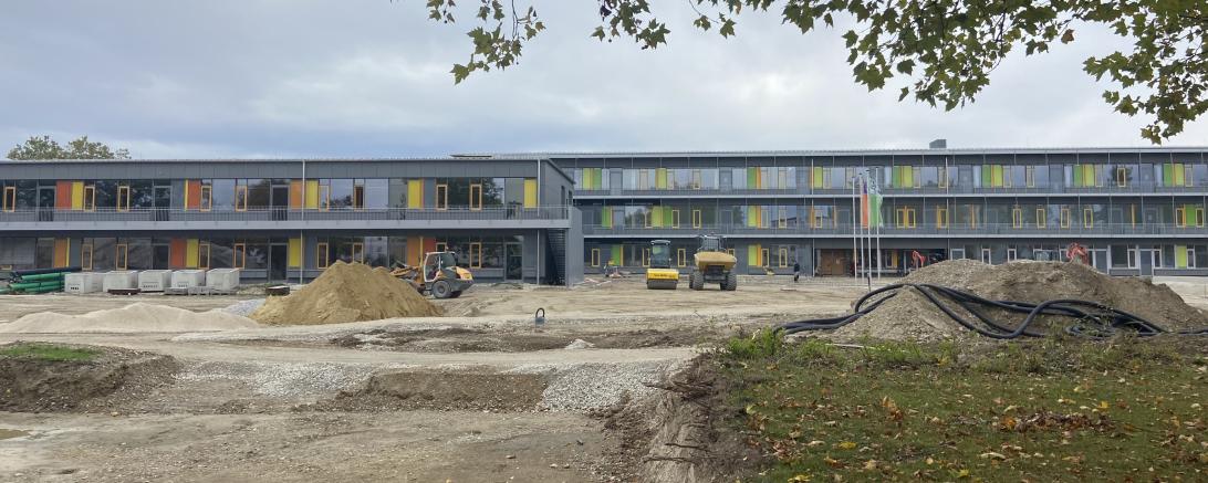 Das Bild zeigt das Schulzentrum Rain im Oktober 2023.