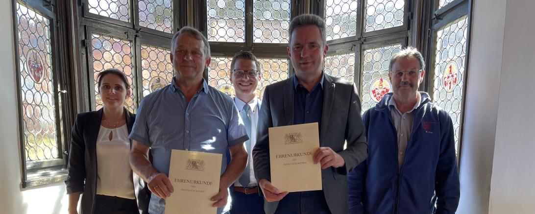 Bild (von links): Hauptamtsleiter Michaela Kleebauer, Thomas Schiele, Oberbürgermeister David Wittner, Georg Kugler und Baubetriebshofleiter Manfred Kopf.