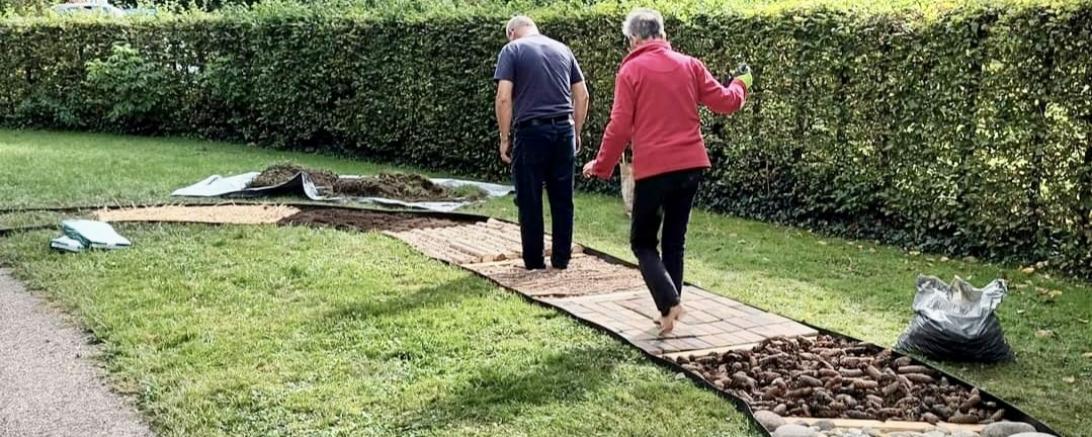 Das Bild zeigt den Barfuß-Pfad am Seniorenheim Rain